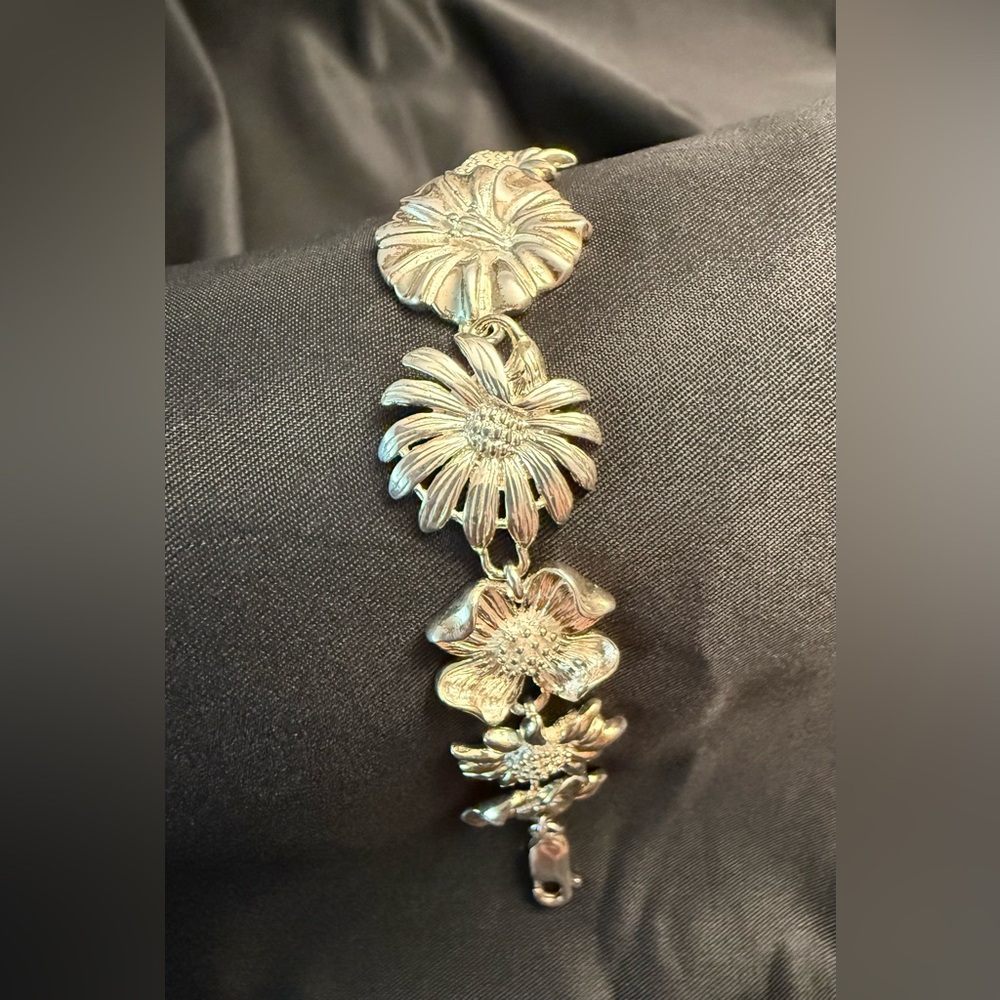 Do Not Miss ! STERLING Silver sunflowers,dogwood & curly petals. Lovely detail. - Picture 2 of 6